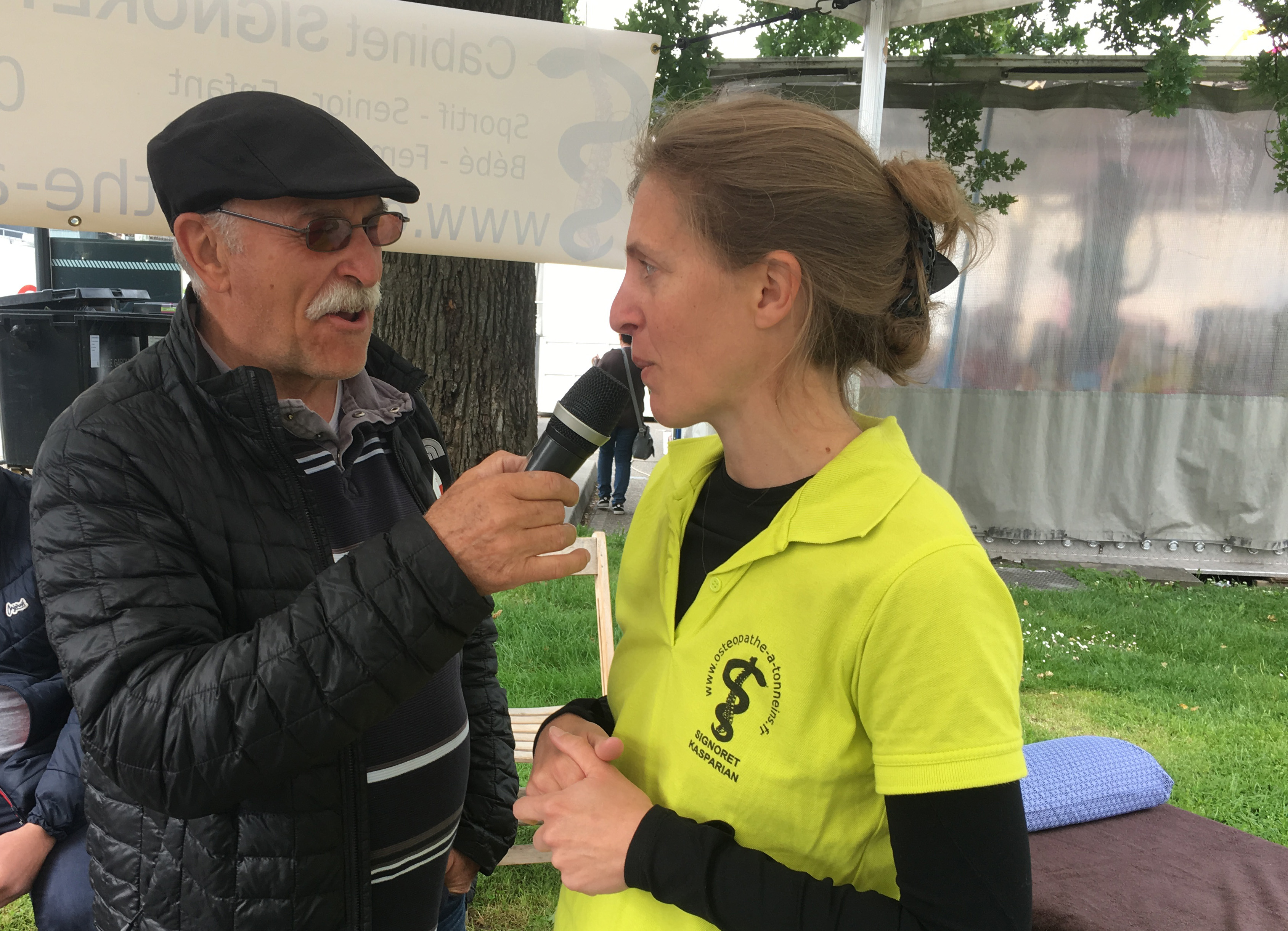 Ghislaine Signoret répond aux question d'un journaliste pour expliquer l'ostéopathie