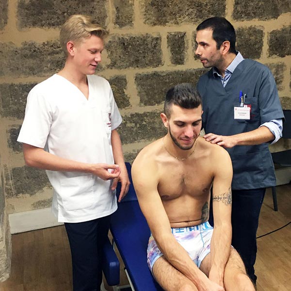Hervé Kasparian partage sa passion de l'ostéopathie auprès de ses étudiants